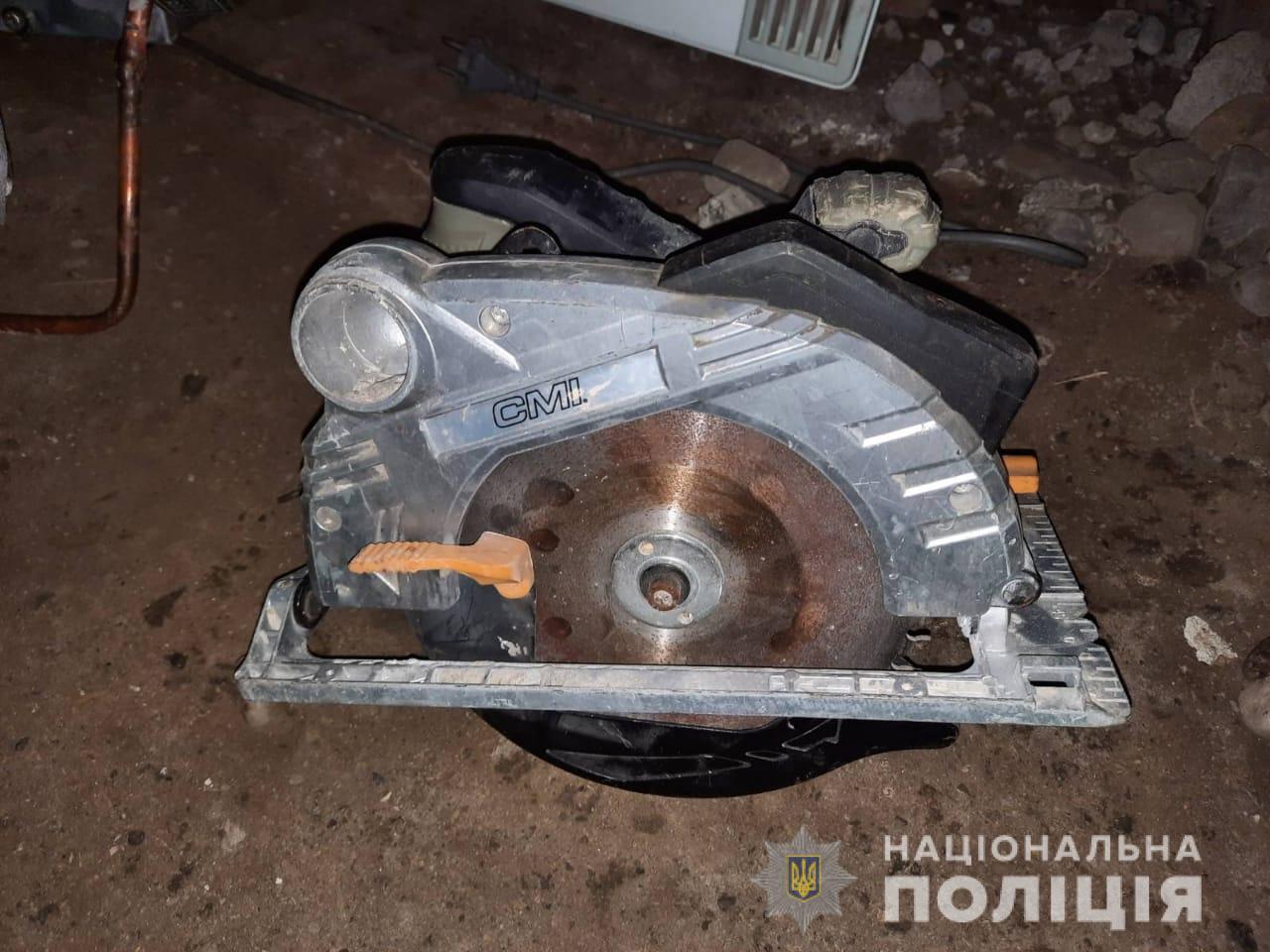 Чоловік зламав замок на будівлі та виніс звідти побутову техніку і меблі Чоловік зламав замок на будівлі та виніс звідти побутову техніку і меблі