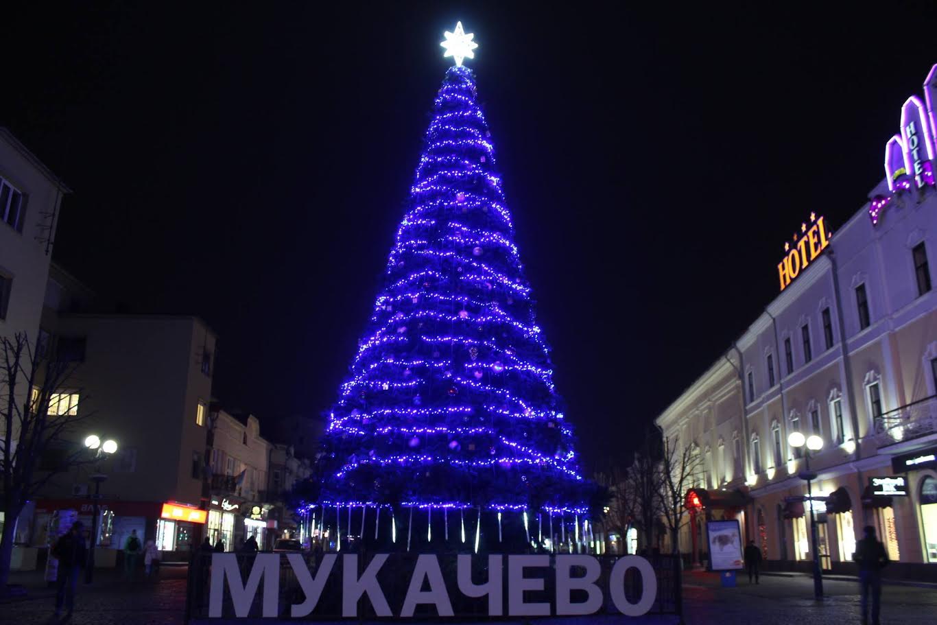 Головну ялинку Мукачева запалюватимуть онлайн Головну ялинку Мукачева запалюватимуть онлайн