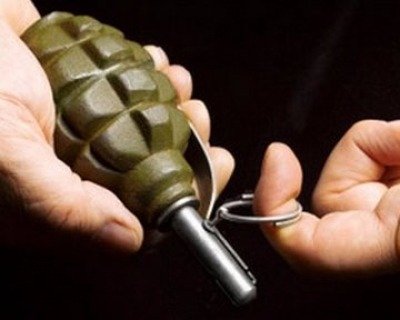 Вночі у двір закарпатського підприємця кинули дві гранати. Одна з них вибухнула Вночі у двір закарпатського підприємця у місті Виноградів кинули дві гранати. Одна з них вибухнула