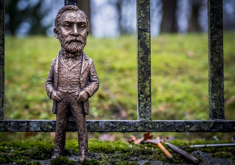Міні-скульптурка Альфреда Нобеля з’явилась у Стокгольмі Міні-скульптурка Альфреда Нобеля з’явилась у Стокгольмі