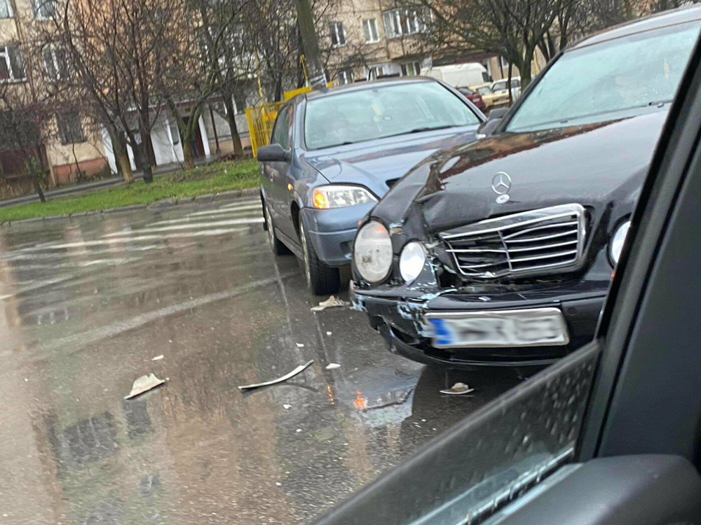 ДТП у переддень Нового року: в Ужгороді зіткнулись дві іномарки ДТП у переддень Нового року: в Ужгороді зіткнулись дві іномарки