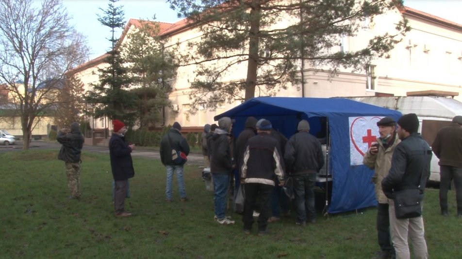 В Ужгороді малозабезпеченим, безпритульним та іншим потребуючим безкоштовно роздають їжу В Ужгороді малозабезпеченим, безпритульним та іншим потребуючим безкоштовно роздають їжу