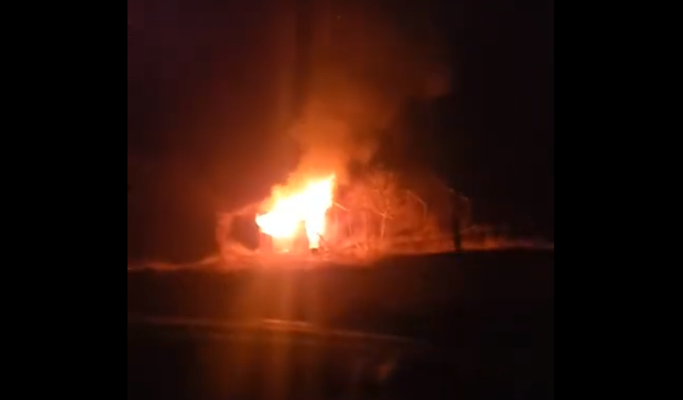 Ввечері на виїзді з Мукачева спалахнула пожежа. Оприлюднено відео