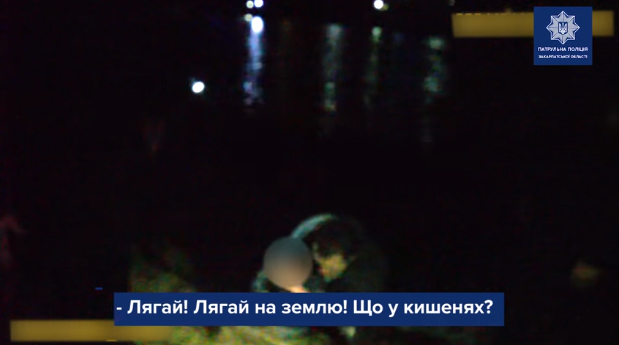 Сильно вдарив жінку, пограбував її, опісля – заліз у річку: патрульні розповіли про інцидент в Ужгороді Сильно вдарив жінку, пограбував її, опісля – заліз у річку: патрульні розповіли про інцидент в Ужгороді