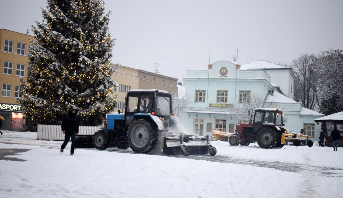 Комунальники із ночі розчищають вулиці Ужгорода від снігу Комунальники із ночі розчищають вулиці Ужгорода від снігу