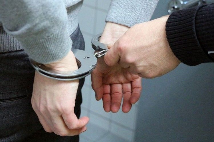 Раніше судимий за зґвалтування та хуліганство хлопець напав на пенсіонерку Раніше судимий за зґвалтування та хуліганство хлопець напав на пенсіонерку