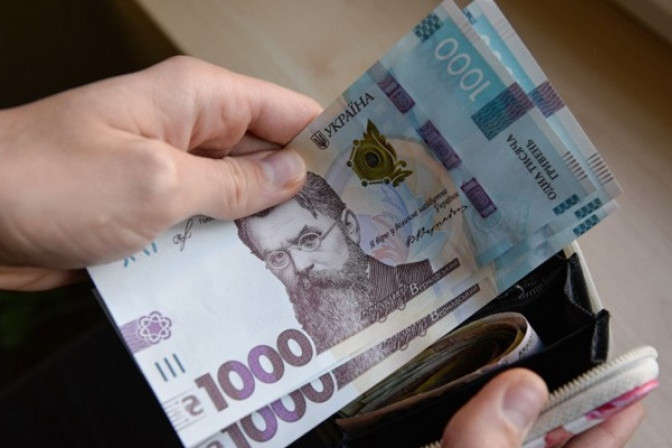 Кабмін підвищив зарплату чиновникам: скільки максимум вони тепер отримуватимуть Кабмін підвищив зарплату чиновникам: скільки максимум вони тепер отримуватимуть