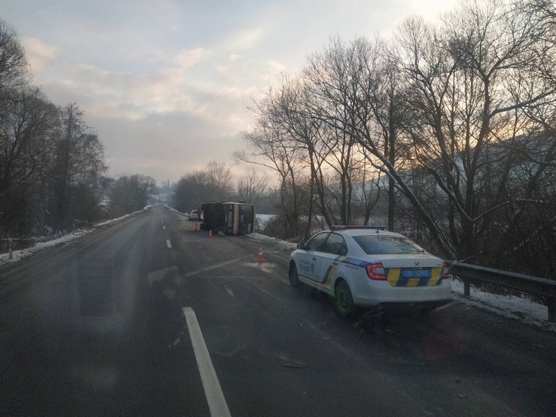На Закарпатті перекинувся пасажирський автобус На Закарпатті, біля села Сусково, перекинувся пасажирський автобус