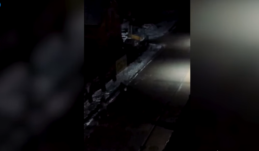 Вночі двоє невідомих проникли до чужого автомобіля: оприлюднено відео