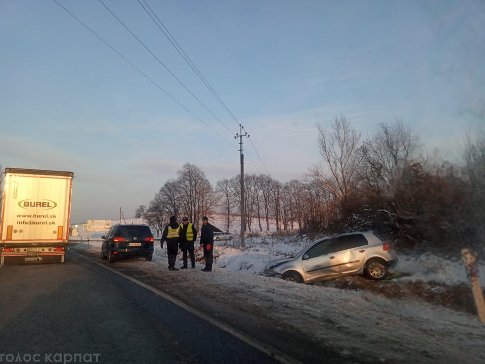 Зіткнулись два автомобілі, один з них відкинуло в кювет Зіткнулись два автомобілі, один з них відкинуло в кювет