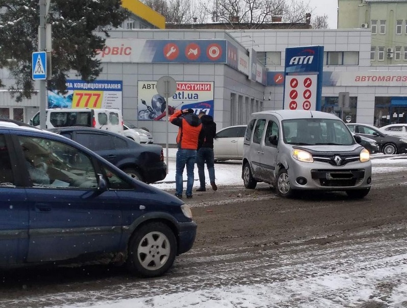 Аварія у Мукачеві: в місті утворились затори Аварія у Мукачеві біля танку: в місті утворились затори