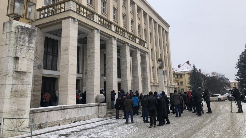 Мітинг перед Закарпатською ОДА: відео з місця події Мітинг перед Закарпатською ОДА в Ужгороді: відео з місця події