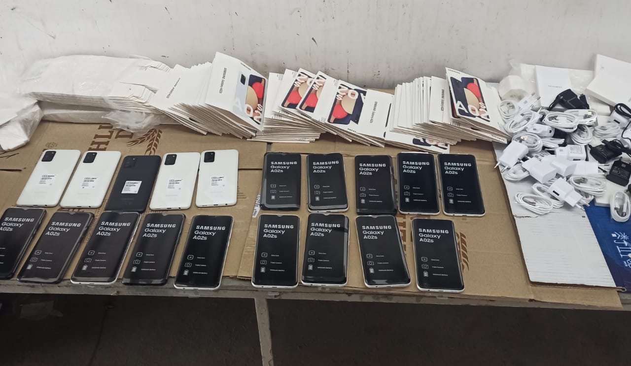 У хлопця із Закарпаття виявили понад 20 телефонів: їх конфіскували У хлопця із Закарпаття виявили понад 20 телефонів: їх конфіскували