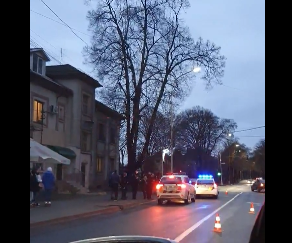З’явилося відео з місця аварії за участі машини патрульної поліції З’явилося відео з місця аварії за участі машини патрульної поліції