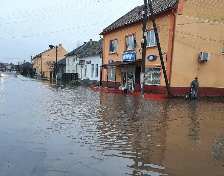 Центральну вулицю одного із сіл Мукачівщини залито водою Центральну вулицю одного із сіл Мукачівщини залито водою