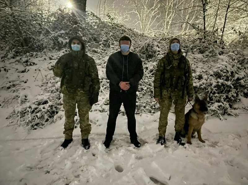 Біля українсько-словацького кордону затримали громадянина Азербайджану Біля українсько-словацького кордону затримали громадянина Азербайджану