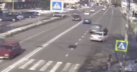 Як водій збив велосипедиста зняли на відео Як водій збив велосипедиста зняли на відео