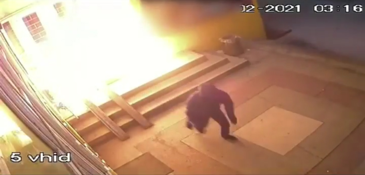 У Воловці підпалили магазин: процес підпалу зняли на відео У Воловці підпалили магазин: процес підпалу зняли на відео