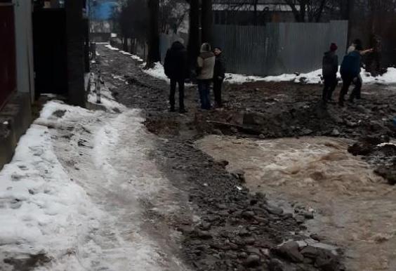У одному із селищ області вода розмила дорогу У одному із селищ області вода розмила дорогу