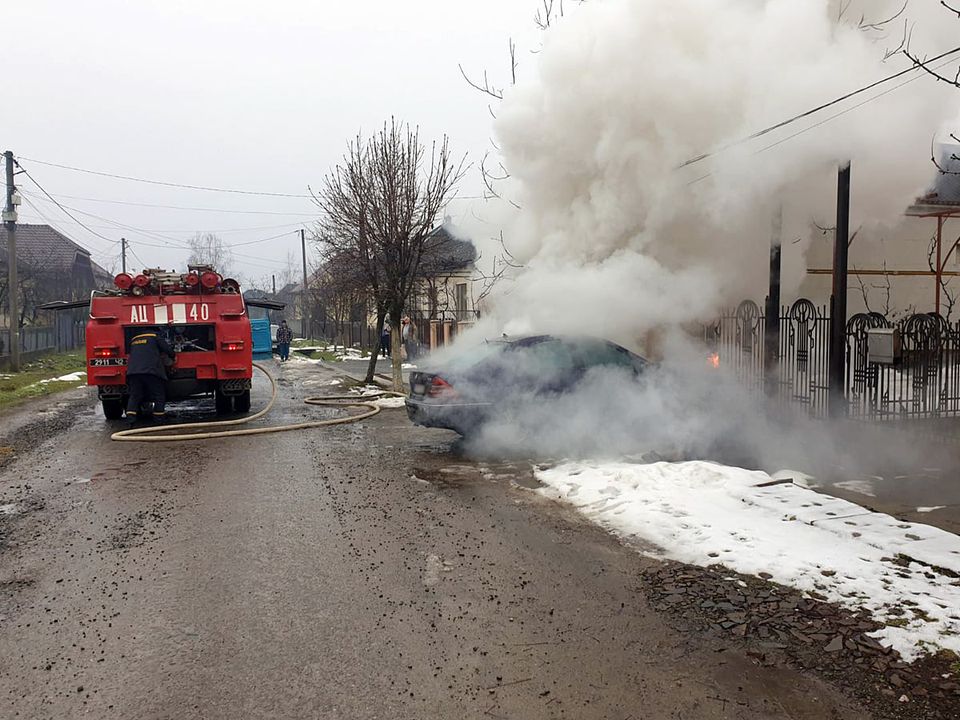 Чоловік пішов пообідати, а тим часом на вулиці загорівся його автомобіль Чоловік пішов пообідати, а тим часом на вулиці загорівся його автомобіль