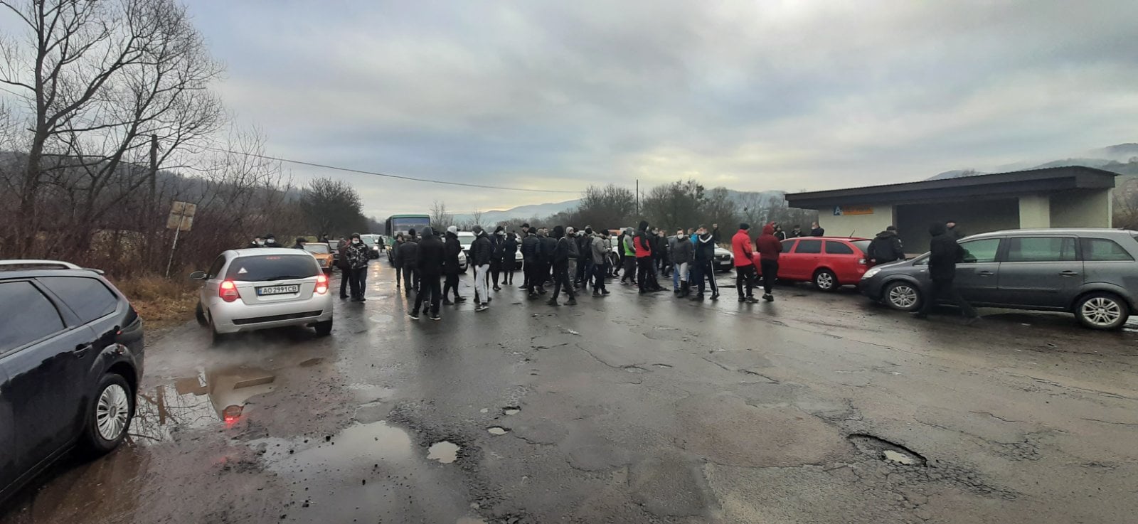 Обурені люди перекрили на Свалявщині дорогу: фото та відео з місця події
