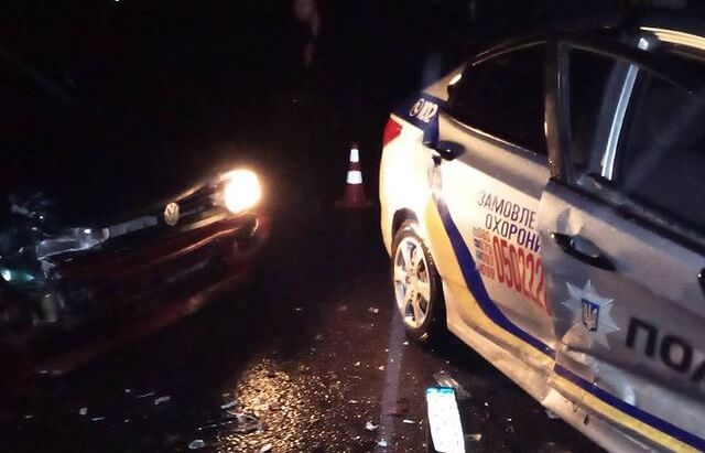 Врізався у поліцейське авто: вночі поблизу нічного клубу трапилась ДТП Врізався у поліцейське авто: вночі поблизу нічного клубу трапилась ДТП