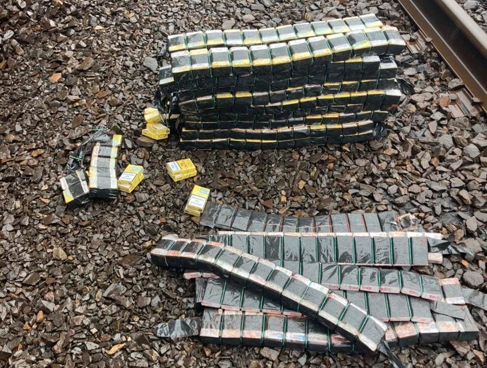 У вантажному потязі прикордонники виявили майже 700 пачок контрабандних сигарет У вантажному потязі прикордонники виявили майже 700 пачок контрабандних сигарет