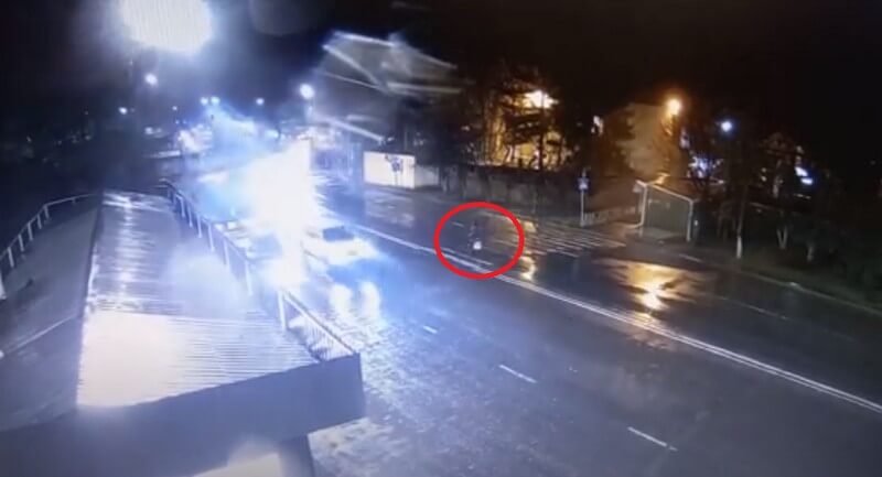 На пішохідному переході авто збило жінку. Камери зафіксували момент аварії На пішохідному переході авто збило жінку. Камери зафіксували момент аварії в Ужгороді