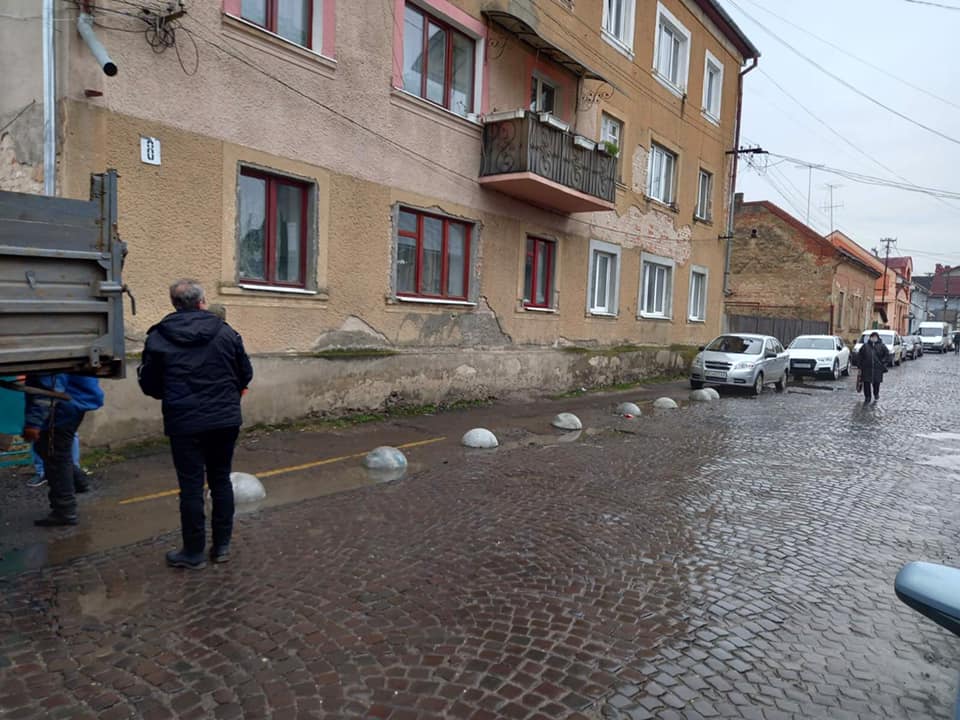 На кількох вулицях Мукачева, задля безпеки пішоходів, встановили декоративні огороджувачі На кількох вулицях Мукачева, задля безпеки пішоходів, встановили декоративні огороджувачі