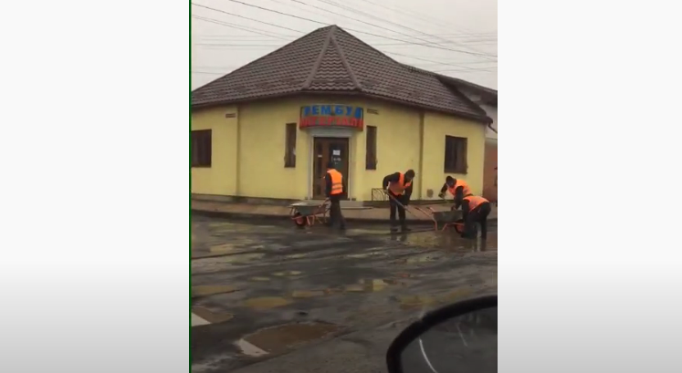 Ремонт дороги по-закарпатськи: мережу облетіло відео, зняте у Мукачеві