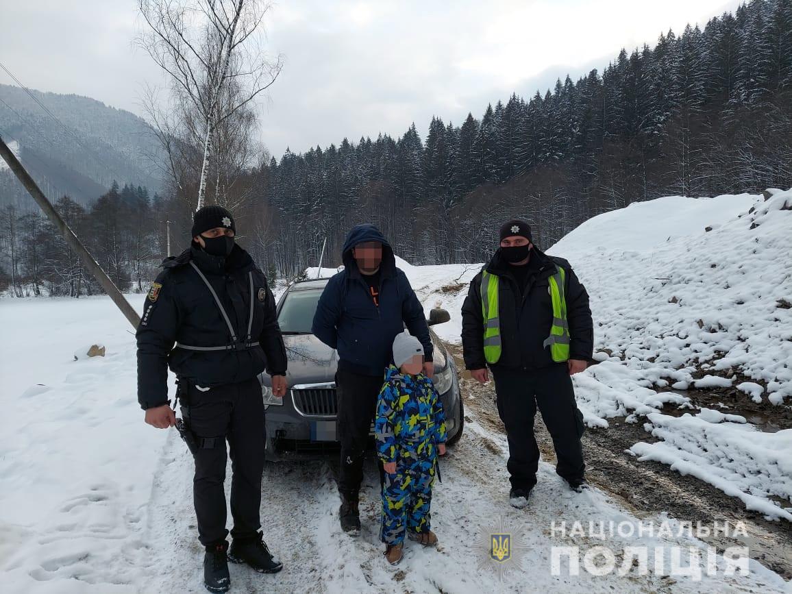 Чоловік із сім’єю на своєму автомобілі застряг посеред гірської дороги