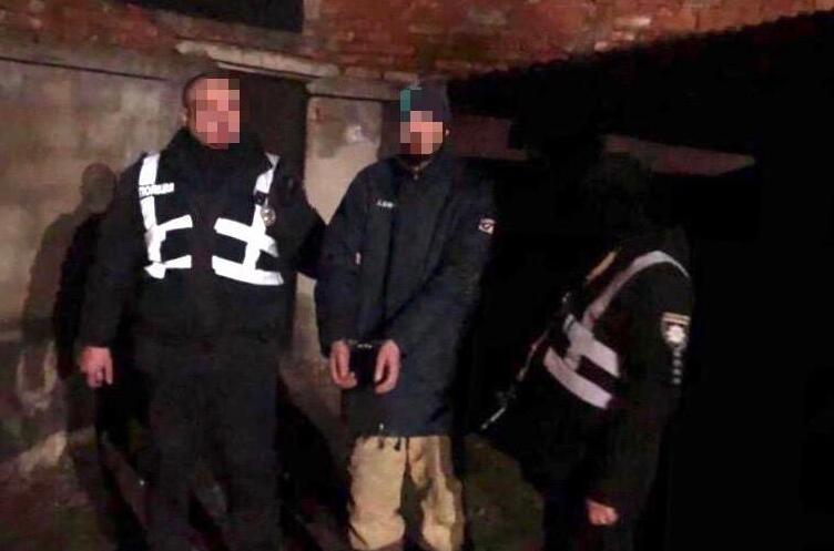 Чоловік пробрався в один із будинків. Його затримали на місці злочину Чоловік пробрався в один із будинків. Його затримали на місці злочину