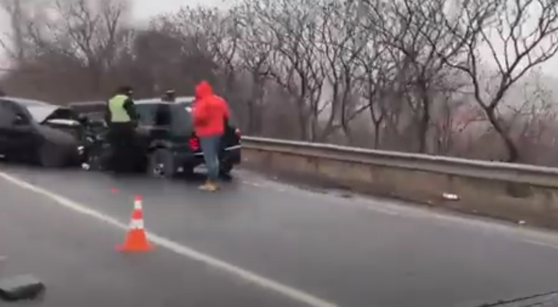 Чоловік лежав посеред дороги: на об’їзній Ужгорода лоб у лоб зіткнулися дві машини