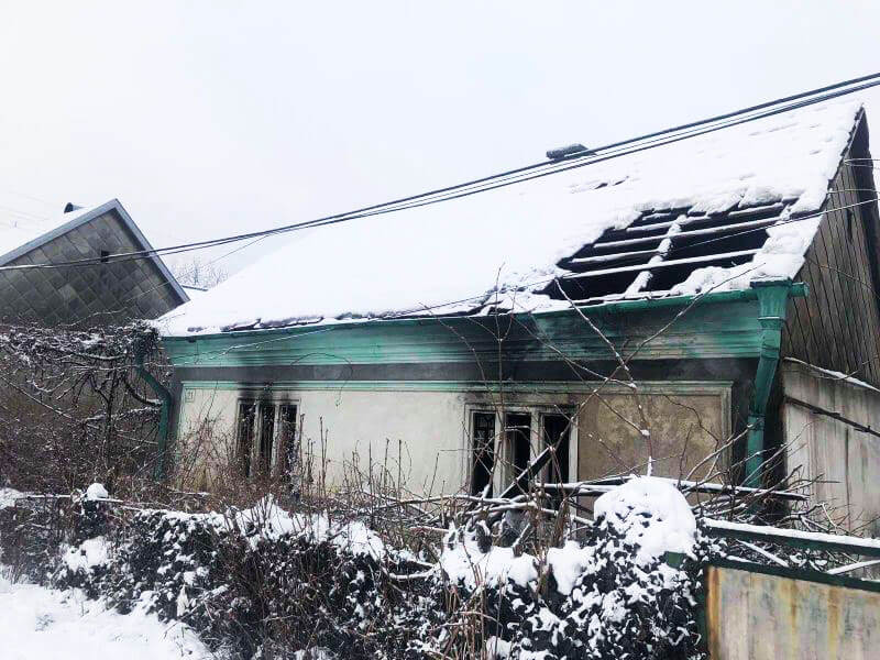 У туристичному селищі вирувала пожежа. Ледь не згоріла жінка У туристичному селищі Солотвино вирувала пожежа. Ледь не згоріла жінка