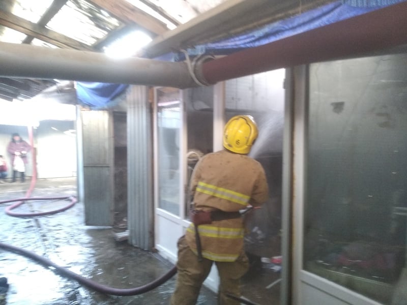 Рятувальники показали фото обгорілих кіосків на ринку Рятувальники показали фото обгорілих кіосків на ринку