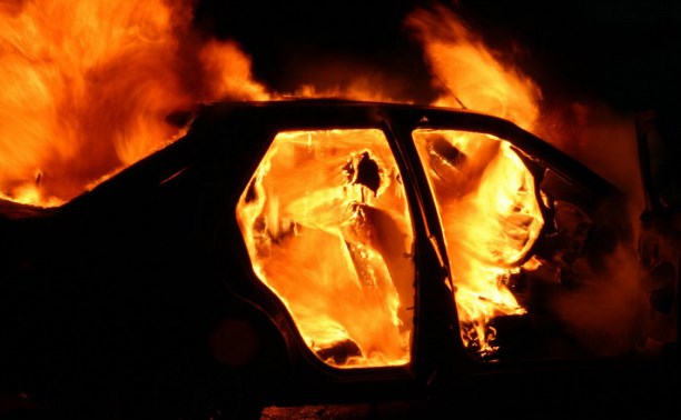 Вночі у Мукачеві згоріла вщент машина Вночі у Мукачеві згоріла вщент машина