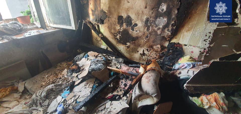 Пожежа в Ужгороді: поліція вивела людей з багатоповерхівки, дітей виносили на руках Пожежа в Ужгороді: поліція вивела людей з багатоповерхівки, дітей виносили на руках