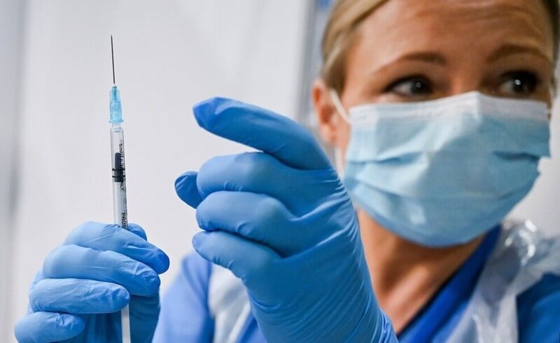 Опубліковано фото чоловіка, який першим в Україні вакцинувався від коронавірусу Євген Горенко – перший українець, який вакцинувався від коронавірусу. Опубліковано фото черкаського лікаря