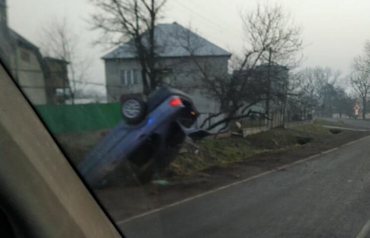 Авто перекинулось на дах: вранці сталась ДТП Авто перекинулось на дах: вранці сталась ДТП у Сільці