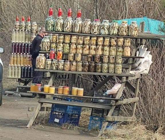 У Мукачеві склали акти на продавців, які торгували на трасі У Мукачеві склали акти на продавців, які торгували на трасі