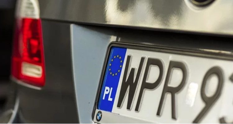 Українцям почали "впарювати" євробляхи "під нове розмитнення" Українцям почали "впарювати" євробляхи "під нове розмитнення"