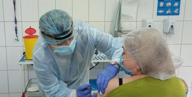 У Мукачеві вакцинують медиків від COVID-19 У Мукачеві вакцинують медиків від COVID-19
