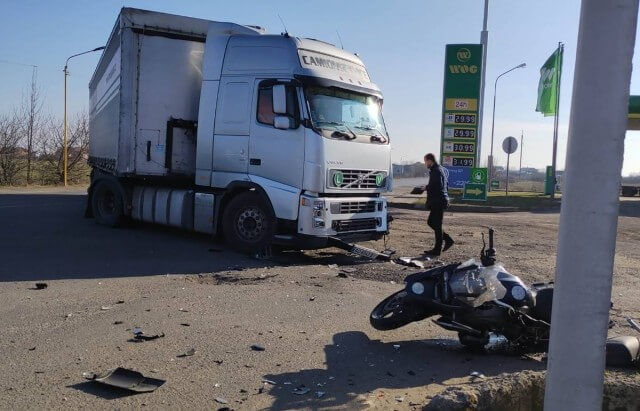 Аварія поблизу АЗС: зіткнулись фура і мотоцикл Аварія поблизу АЗС: на Закарпатті зіткнулись фура і мотоцикл