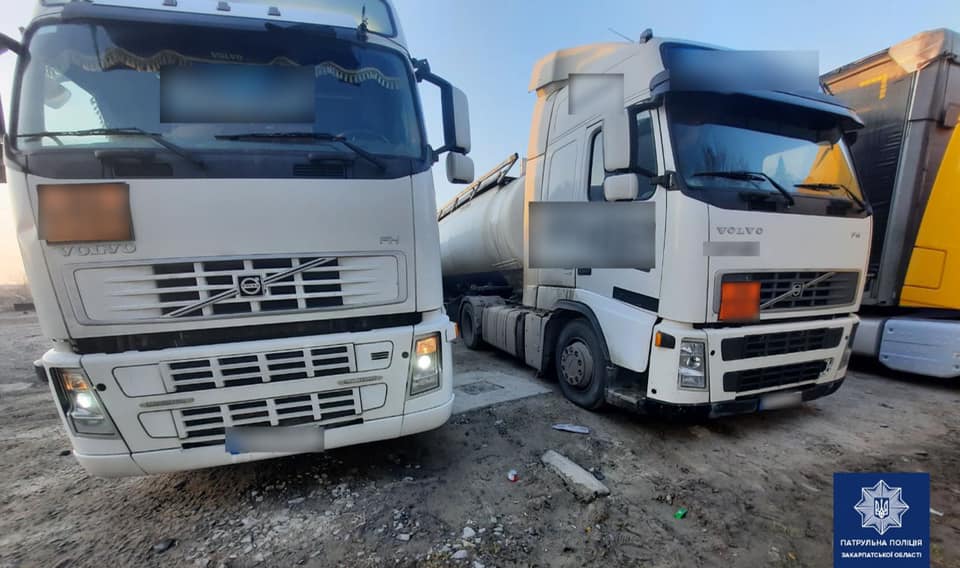 У Мукачеві зупинили дві вантажівки з напівпричепами-цистернами: у чому підозрюють водіїв У Мукачеві зупинили дві вантажівки з напівпричепами-цистернами: у чому підозрюють водіїв
