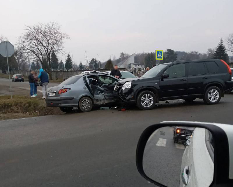 ФОТО: Павло Бродяк Ранкова аварія у Мукачеві: потрощене авто, "швидка" та поліція на місці