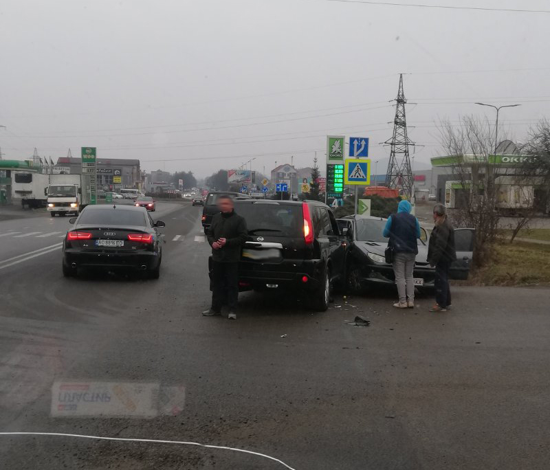 ДТП у Мукачеві неподалік ринку ГІД: у мережі показали відео з місця аварії ДТП у Мукачеві неподалік ринку ГІД: у мережі показали відео з місця аварії