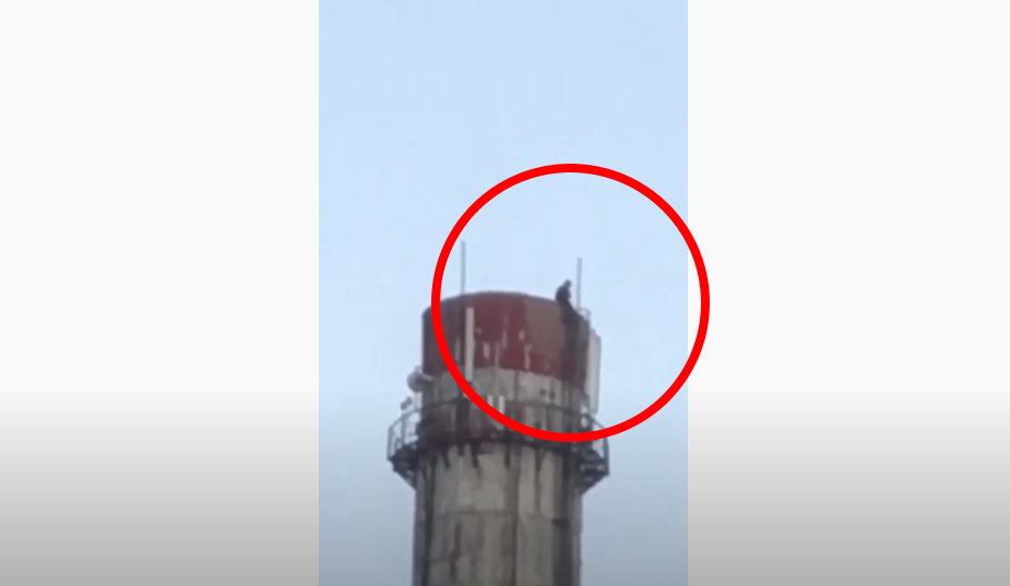 У Мукачеві зняли на відео невідому особу, яка залазить на верхівку труби колишньої котельні У Мукачеві зняли на відео невідому особу, яка залазить на верхівку труби колишньої котельні