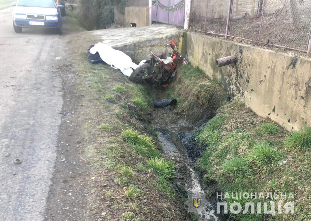 У селі на Мукачівщині на мотоциклі розбився 18-річний хлопець: фото та подробиці У селі на Мукачівщині на мотоциклі розбився 18-річний хлопець: фото та подробиці
