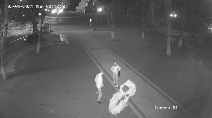 У мережі показали відео, як хлопці нищать фотозону У мережі показали відео, як хлопці нищать фотозону