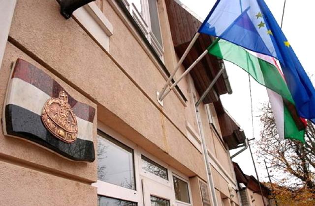 Угорське консульство у Берегові кілька днів не прийматиме громадян: названо причину Угорське консульство у Берегові кілька днів не прийматиме громадян: названо причину